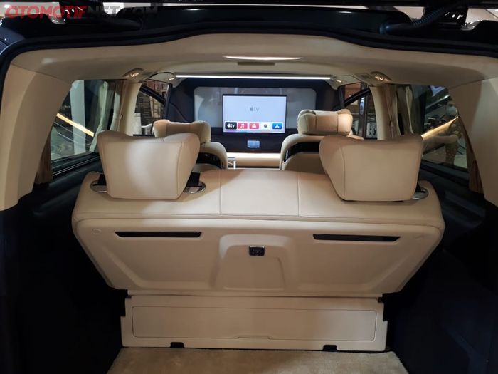 Kabin Mercedes-Benz Vito RSE tetap untuk 5 penumpang plus jok baris ketiga model flat bed