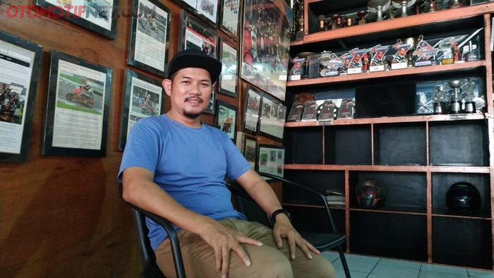 Ahmad Jayadi berlatar belakang koleksi piala dan liputan dari berbagai media