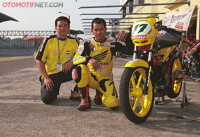 Ahmad Jayadi bersama mendiang Benny Djati Utomo saat ngegas Honda Tena dan juara nasional di 2002 