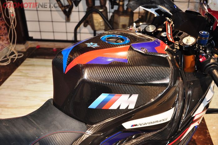 Tangki bensin standar diberi cover carbon sehingga S1000RR ini terlihat seperti besutan WSBK