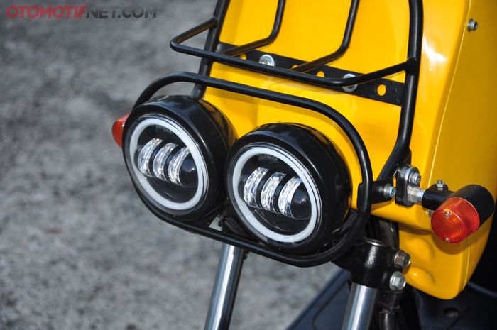 Headlamp LED kembar jadi salah satu ikon Zoomer, apik terpasang di modifan Scoopy ini