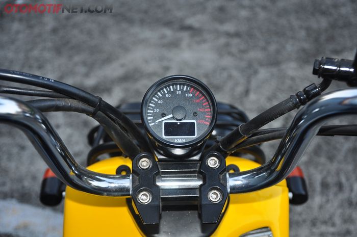 Spidometer bulat minimalis terpasang di tengah-tengah setang Scoopy yang berubah jadi Zoomer ini