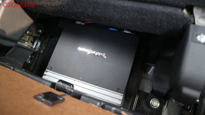Power amplifier di Mitsubishi Xpander Cross Rockford Fosgate Black Edition