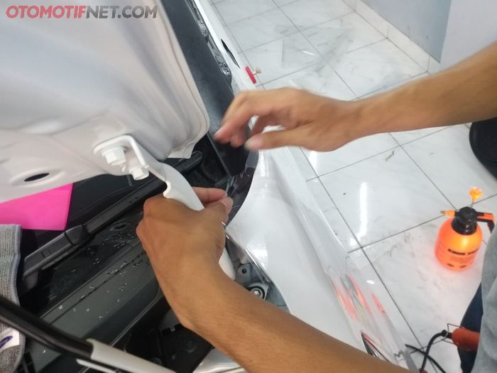 Sebelum wrapping vynil protection film, bodi mobil harus detailing