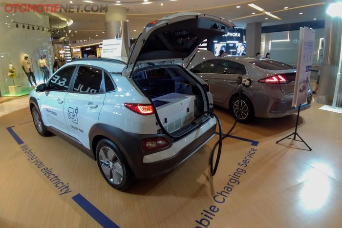 Hyundai Kona Electric disulap jadi power bank oleh HMID, siap isi ulang baterai mobil listrik konsumen kapan saja.
