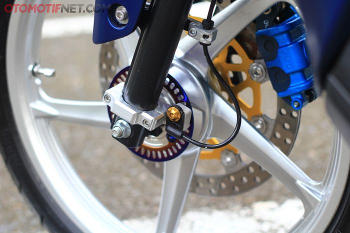 Sensor spidometer dibuatkan braket khusus yang menempel pada tabung sok Yamaha Lexi