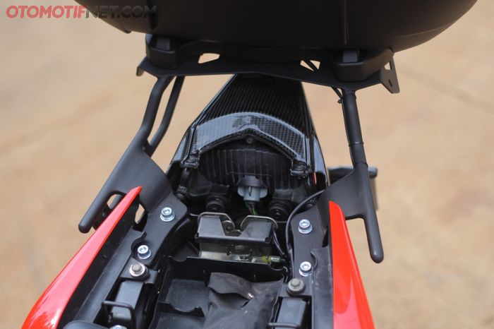 Braket box untuk Honda CBR250R bisa pakai Kucay HDR dengan baseplate Givi M7