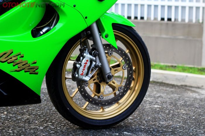 Kaliper Brembo M4 menjepit cakram RS125, dari upgrade rem malah jadi bablas modif!