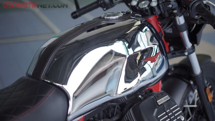 Tangki krom Moto Guzzi V7 III Racer 10th Anniversary 21 liter cukup panjang, bikin jarak setang dan jok lebih jauh