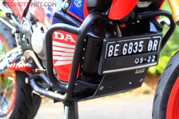 Untuk menjaga bodi dan mesin, dipasangkan engine guard berlabel M15