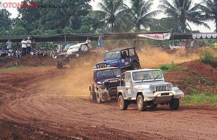 Balap SODA. Satu sirkuit banyak mobil. Saling tempel