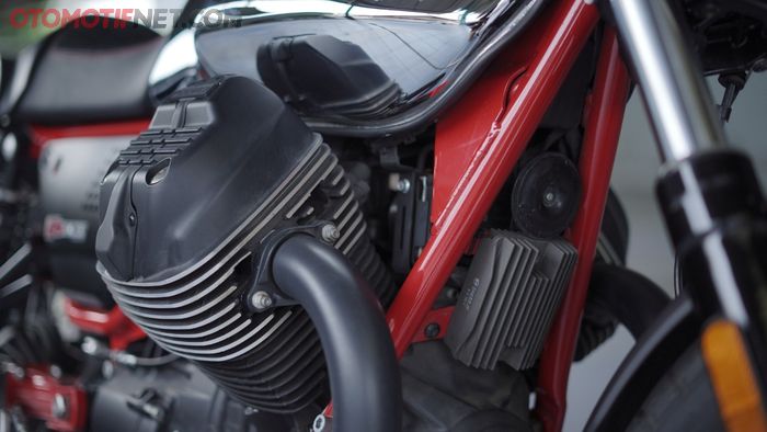 Mesin Moto Guzzi V7 III Racer 10Th Anniversary 750 cc 2 silinder v-twin dengan mengandalkan pendinginan udara