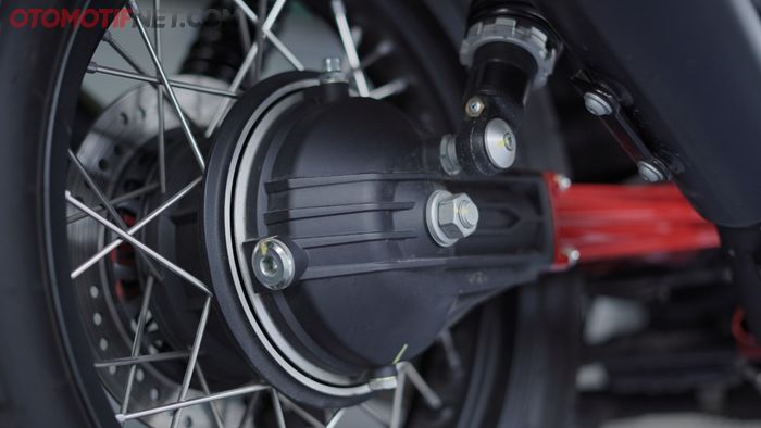 Transfer tenaga mesin Moto Guzzi V7 III Racer 10Th Anniversary ke roda belakang disalurkan dengan gardan yang sehingga lebih rigid