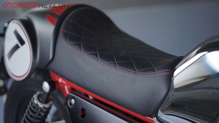 Jok Moto Guzzi V7 III Racer 10Th Anniversary model single seat dengan benang jahit merah membentuk wajik