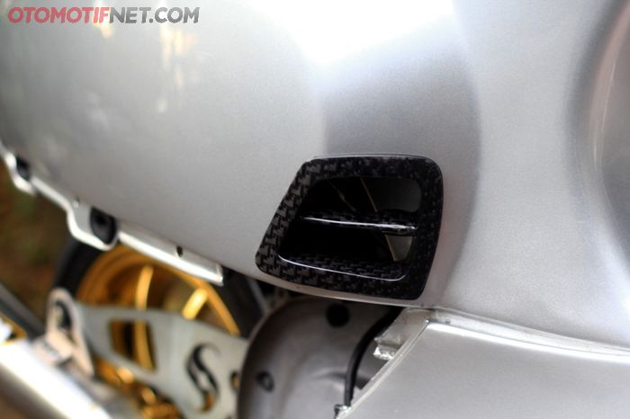 Lubang bodi diberi aksen dari 3D printed ABS berbalut carbon fiber motif Jacquard Plane Carbon Mansory seperti Lamborghini
