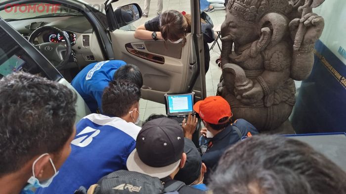 Beberapa mekanik bengkel Nawilis Radio Dalam tengah menjalani training oleh teknisi ECU-Lab 