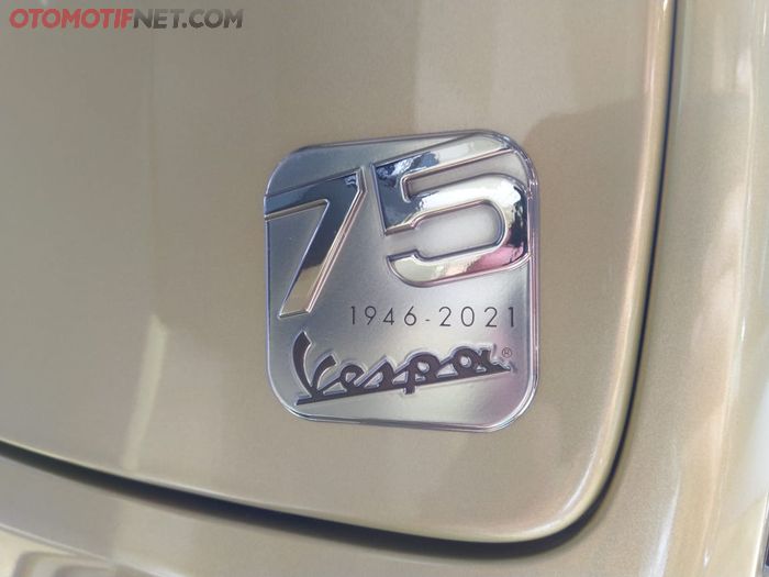 Pada setiap varian Vespa 75th Anniversary Limited Edition terdapat Dedicated Badges yang menempel di tutup konsol depan sebagai pengingat