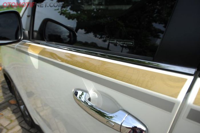 Stiker emas di sepanjang bodi samping menceritakan perjalanan Kijang dan kriprah Toyota selama 50 tahun di Indonesia