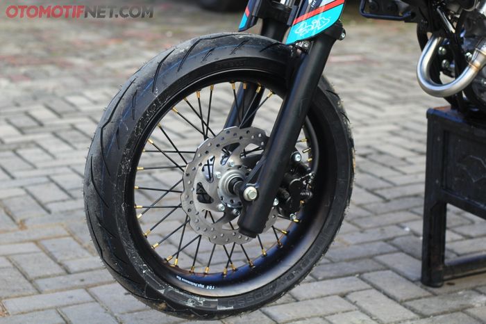 Komponen wajib untuk mengubah WR 155 R menjadi supermoto tentu saja wheelset, pakai ring 17 inci berbalut ban Pirelli Diablo Super Sport