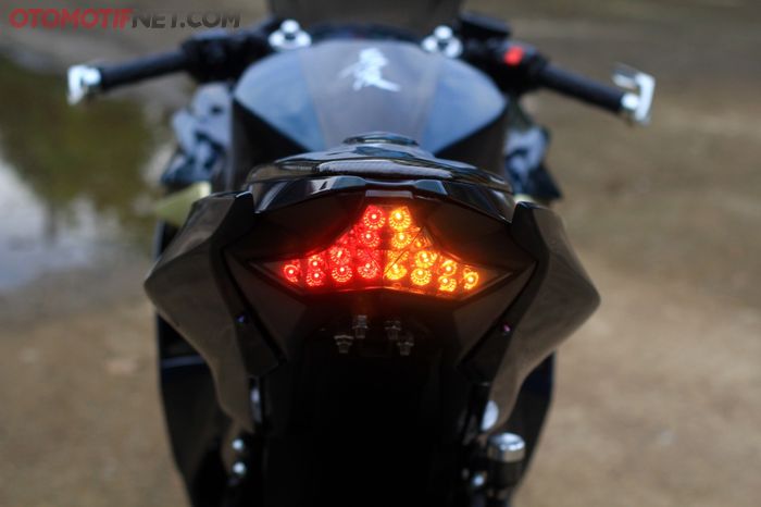 Stop lamp LED 3 in 1 berlabel Motodynamic bermika smoke yang menyatu dengan bodi