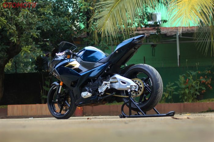 Tampilan kaki lebih padat dengan swing arm R1M yang tergolong langka