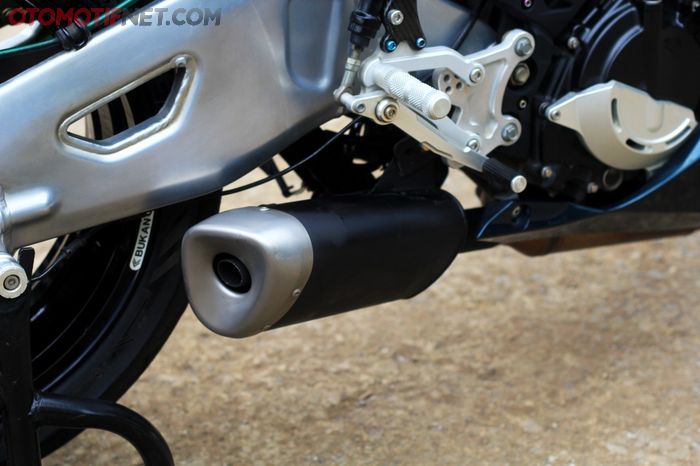 Knalpot custom menggunakan silencer R25 dengan posisi underbelly