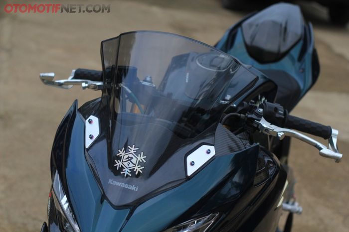 Windshield orisinal New Ninja 250 berkelir smoke disandingkan dengan mirror blanking yang diimport langsung dari Cina