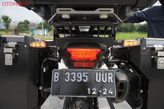 Lampu belakang Benelli TRK 502X sudah full LED, bentuknya identik dengan BMW 1200 GS