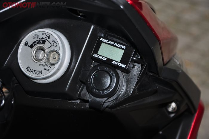 Selain voltmeter, Respati juga memasang power outlet yang diambil dari Yamaha Lexi buat Mio Z miliknya