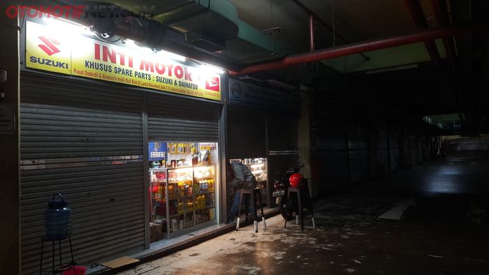 Salah satu toko spare part diSentra Otomotif Blok M yang hanya melayani penjualan secara online selama PPKM Darurat