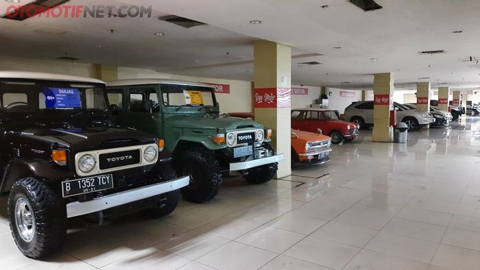 Beberapa unit mobil bekas di Bursa Mobil Blok M