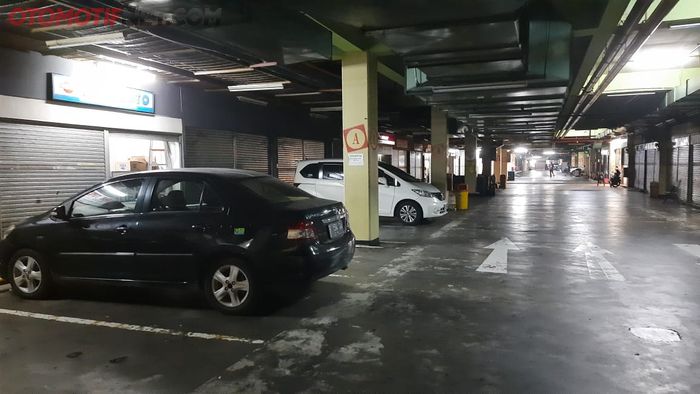 Mobil yang masih terparkir di depan toko spare part di Sentra Otomotif Blok M, Jakarta Selatan