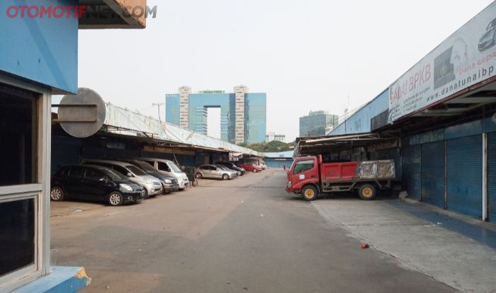 Bengkel dan toko di Pasar Mobil Kemayoran (PMK) tutup dampak PPKM Darurat. 