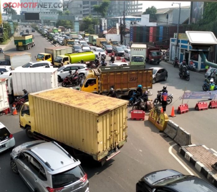 Kemacetan Jalan Raya Serpong Tangerang