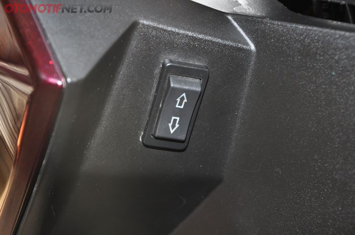 Headlamp Vario 150 ini punya fitur leveling manual, diatur melalui tombol ini
