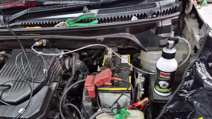 Proses menyuntik Catalitic Rapid Restorer keluaran Swez di Suzuki Ertiga Dreza