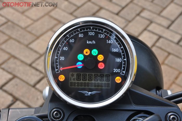 Panel instrumen Moto Guzzi V7 III Stone minimalis tanpa takometer, informasi tambahan tertera pada layar LCD mungil