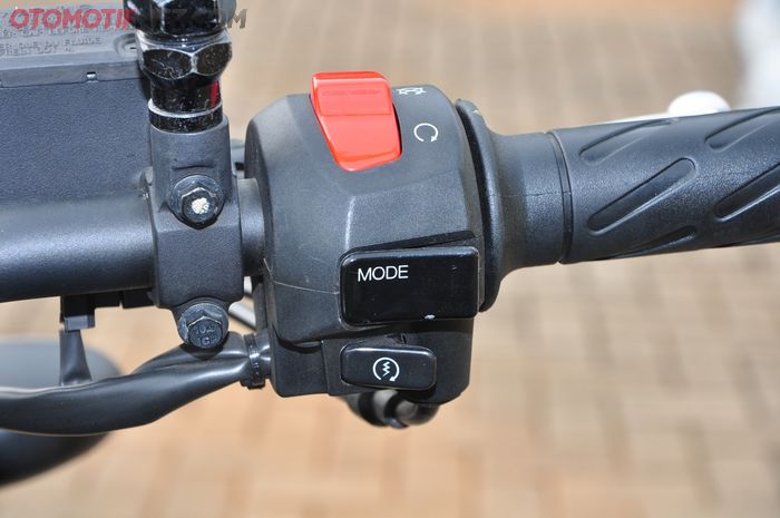 Mengganti info di spidometer Moto Guzzi V7 III Stone pakai tombol mode di panel sakelar setang kanan