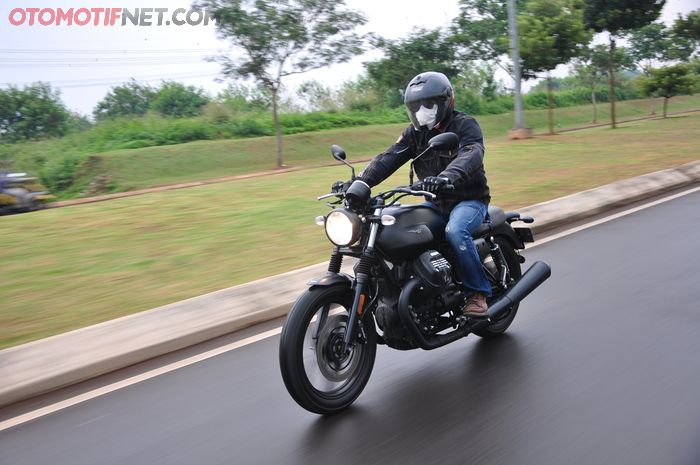 Walaupun saat riding Moto Guzzi V7 III Stone kaki sangat dekat mesin, tapi cuma terasa hangat!