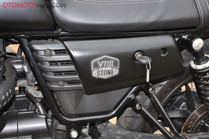 Jok Moto Guzzi V7 III Stone dibuka via kunci di side panel sebelah kiri