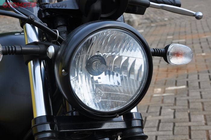 Lampu-lampu Moto Guzzi V7 III Stone masih andalkan bohlam halogen, sesuai konsep retronya nih!