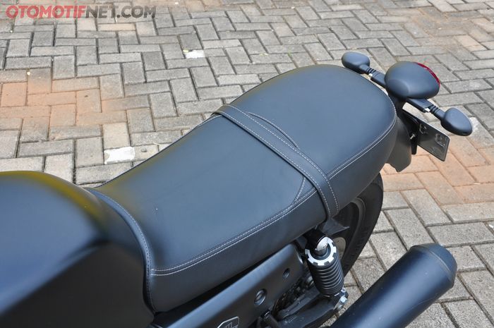 Jok Moto Guzzi V7 III Stone punya busa empuk dengan kulit lentur