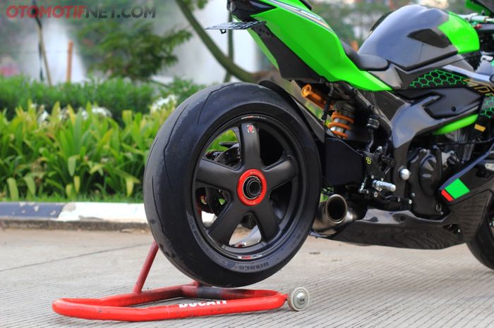 Single arm Ducati dikombinasi dengan pelek Rotobox carbon fiber yang sangat terekspos, mewah!