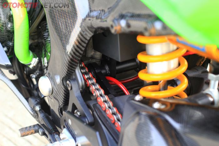 Karena swing arm Ducati lebih pendek, jadi dipasang dengan sistem braket gendong pakai pelat besi tebal 8 mm