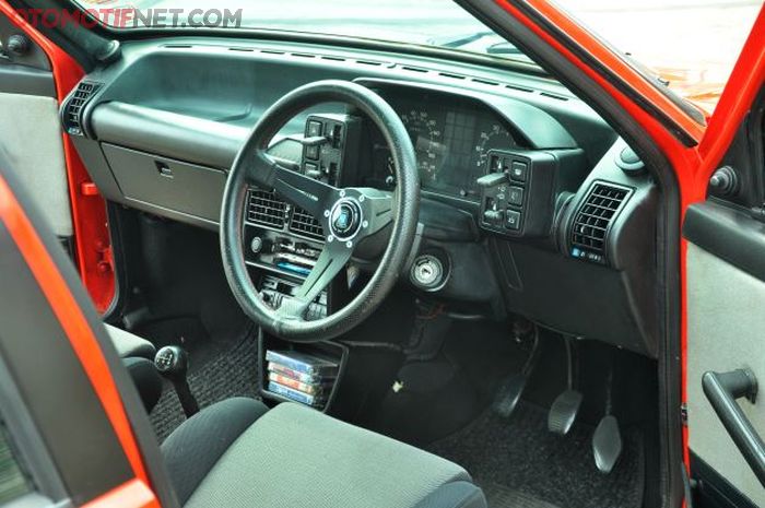 Interior Fiat Uno Mk1 1989 pakai setir Nardi dan jok Recaro