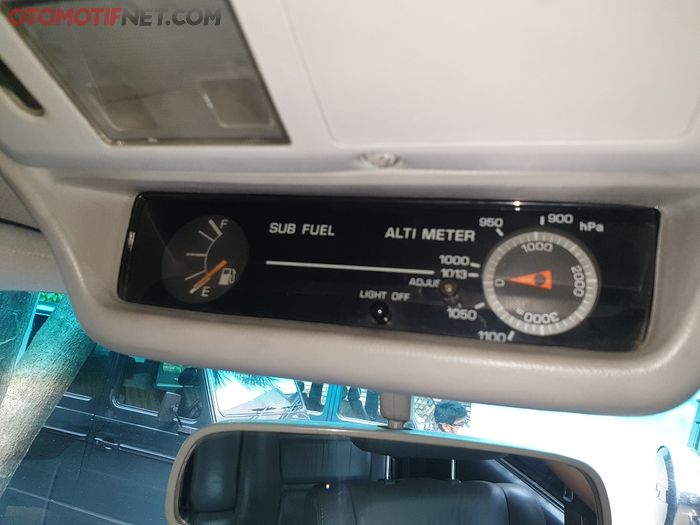 Indikator sub tank dan altimeter Toyota Land Cruiser VX-R 1997