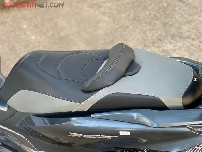 Ciri dari jok X-ADV punya kombinasi warna X pada bagian belakang