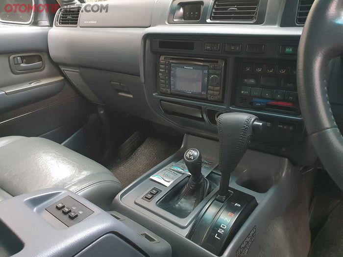 Tuas transmisi matik dan transfer case Toyota Land Cruiser VX-R 1997