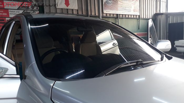 Ilustrasi Kaca Depan Mobil yang Terpasang Kaca Film
