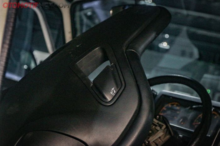 Tuas di belakang integrated headrest Recaro Sportster CS